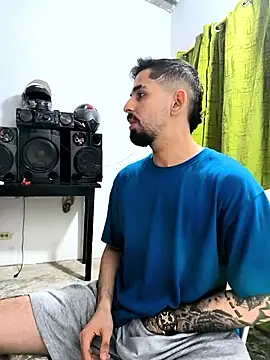 Snapshot of giannis090 chatting on October 2025 03:51:02 AM giannis090 online show from October 2025 03:51:02 AM