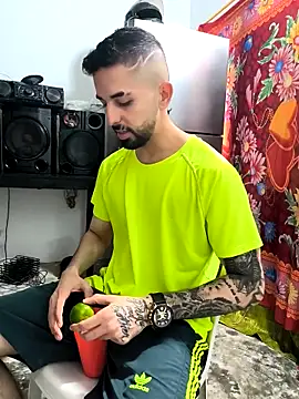 Snapshot of giannis090 chatting on November 2025 10:23:02 PM giannis090 online show from November 2025 10:23:02 PM