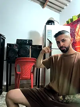 Snapshot of giannis090 chatting on November 2025 09:13:01 PM giannis090 online show from November 2025 09:13:01 PM