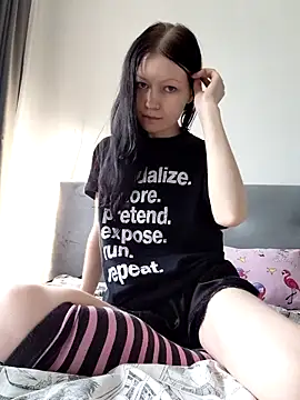 Snapshot of DragonFoxie chatting on October 2025 11:00:01 AM DragonFoxie online show from October 2025 11:00:01 AM