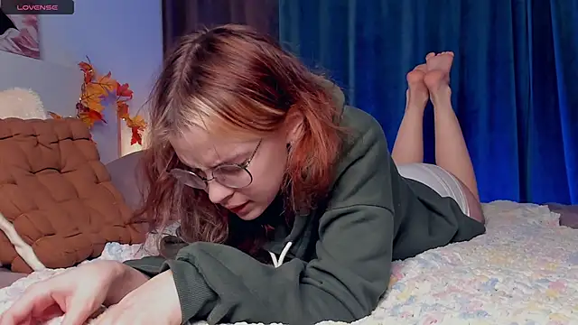 Snapshot of VedaSchulz chatting on November 2025 06:30:01 PM VedaSchulz online show from November 2025 06:30:01 PM