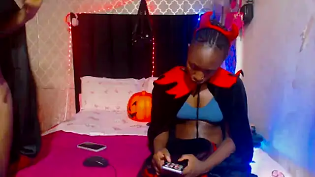 Snapshot of LonelyQueenxx25 chatting on October 2025 07:26:02 PM LonelyQueenxx25 online show from October 2025 07:26:02 PM