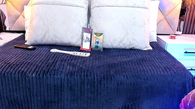 Luna Naughty1 online show from October 2025 02:18:01 PM