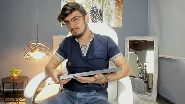 AaronFuentes7 online show from September 2025 05:36:02 PM