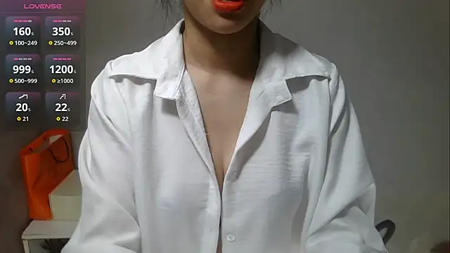 Snapshot of Voyerra_g chatting on October 2025 03:17:01 AM Voyerra g online show from October 2025 03:17:01 AM