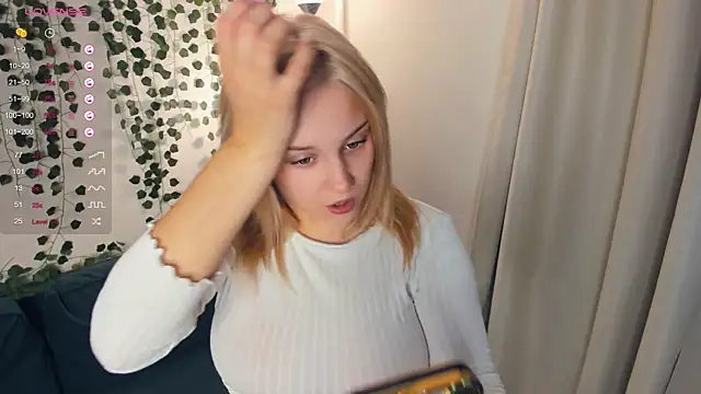 Snapshot of little__caprice chatting on September 2025 06:10:01 PM little caprice online show from September 2025 06:10:01 PM