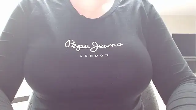 Snapshot of Esmee-Xxx chatting on October 2025 12:18:02 PM Esmee-Xxx online show from October 2025 12:18:02 PM