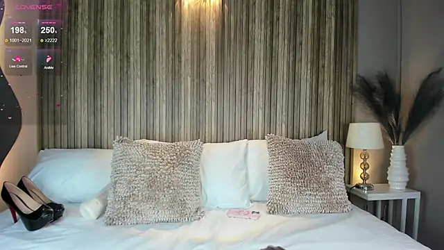 LinaLanm online show from September 2025 05:12:01 AM