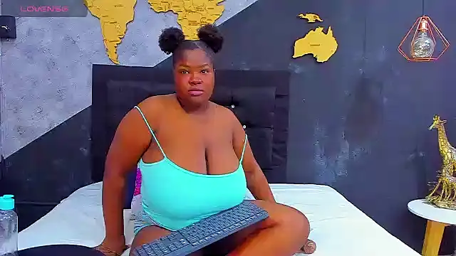 Snapshot of Maiam__Rossi chatting on October 2025 12:25:01 PM Maiam Rossi online show from October 2025 12:25:01 PM