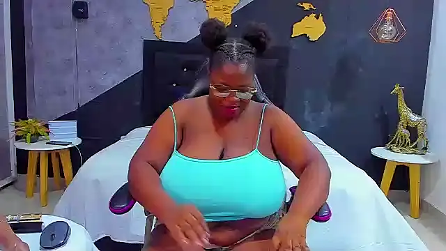 Snapshot of Maiam__Rossi chatting on October 2025 12:39:01 PM Maiam Rossi online show from October 2025 12:39:01 PM