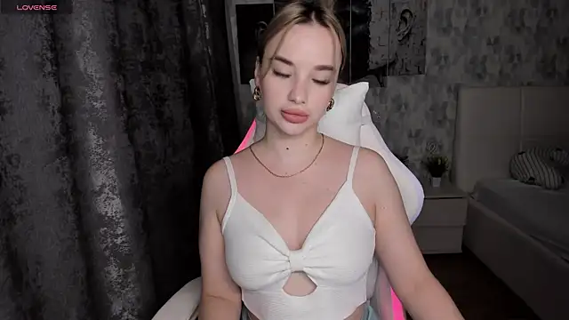 Snapshot of KiraKrox chatting on October 2025 07:25:02 PM KiraKrox online show from October 2025 07:25:02 PM