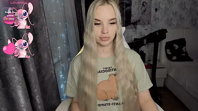 Snapshot of KiraKrox chatting on November 2025 06:18:01 PM KiraKrox online show from November 2025 06:18:01 PM