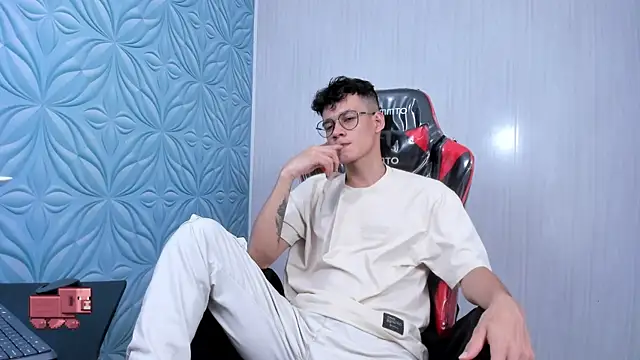 LittleMax23 online show from October 2025 04:35:02 AM