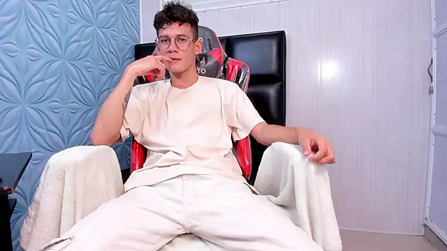 LittleMax23 online show from November 2025 01:35:02 PM