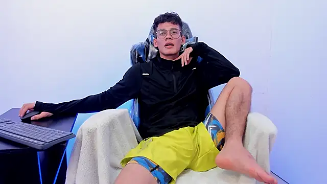 LittleMax23 online show from November 2025 06:52:02 PM