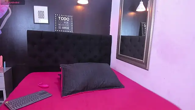 Snapshot of tiiny_emilly chatting on October 2025 08:06:02 PM tiiny emilly online show from October 2025 08:06:02 PM