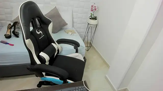 Snapshot of yulitza1025 chatting on October 2025 12:16:01 PM yulitza1025 online show from October 2025 12:16:01 PM