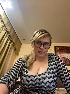 Snapshot of Crystal00Girl chatting on September 2025 08:58:01 PM Crystal00Girl online show from September 2025 08:58:01 PM