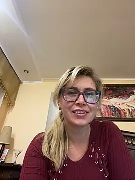 Snapshot of Crystal00Girl chatting on October 2025 09:45:01 PM Crystal00Girl online show from October 2025 09:45:01 PM