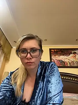 Snapshot of Crystal00Girl chatting on October 2025 09:13:02 PM Crystal00Girl online show from October 2025 09:13:02 PM