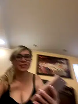 Snapshot of Crystal00Girl chatting on October 2025 07:00:01 PM Crystal00Girl online show from October 2025 07:00:01 PM