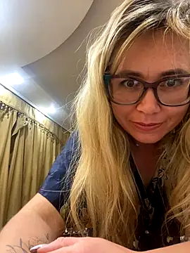 Snapshot of Crystal00Girl chatting on October 2025 12:19:01 AM Crystal00Girl online show from October 2025 12:19:01 AM