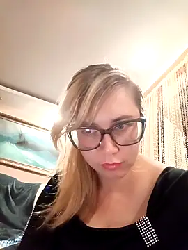 Snapshot of Crystal00Girl chatting on October 2025 08:53:02 PM Crystal00Girl online show from October 2025 08:53:02 PM