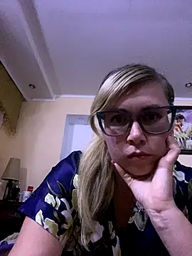 Snapshot of Crystal00Girl chatting on October 2025 07:25:02 PM Crystal00Girl online show from October 2025 07:25:02 PM