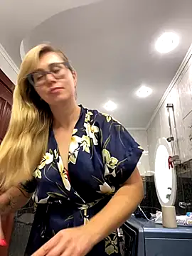 Snapshot of Crystal00Girl chatting on October 2025 07:41:01 AM Crystal00Girl online show from October 2025 07:41:01 AM