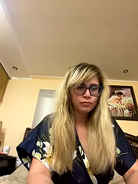 Snapshot of Crystal00Girl chatting on October 2025 10:10:01 PM Crystal00Girl online show from October 2025 10:10:01 PM