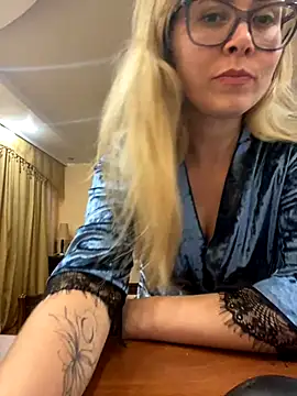 Snapshot of Crystal00Girl chatting on October 2025 09:04:01 PM Crystal00Girl online show from October 2025 09:04:01 PM