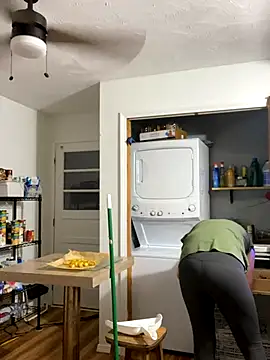 Snapshot of Mommasaurrex chatting on September 2025 11:32:02 PM Mommasaurrex online show from September 2025 11:32:02 PM