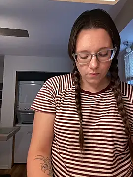 Snapshot of Mommasaurrex chatting on November 2025 09:17:02 PM Mommasaurrex online show from November 2025 09:17:02 PM