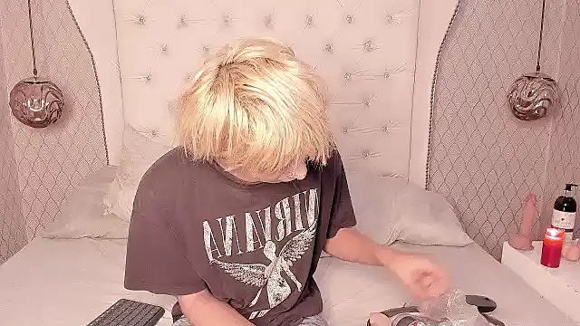 Snapshot of OliIverr22 chatting on October 2025 01:12:02 PM OliIverr22 online show from October 2025 01:12:02 PM