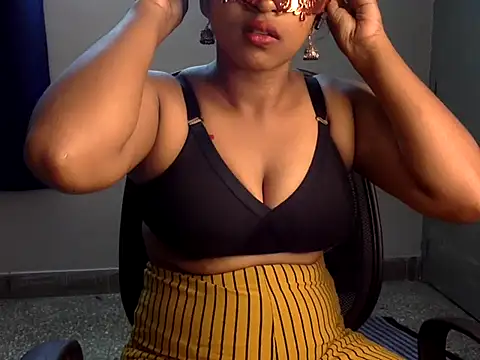 Hot-Honey20 online show from October 2025 12:56:01 PM