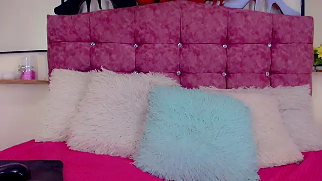 Eemily - online show from October 2025 05:02:02 AM