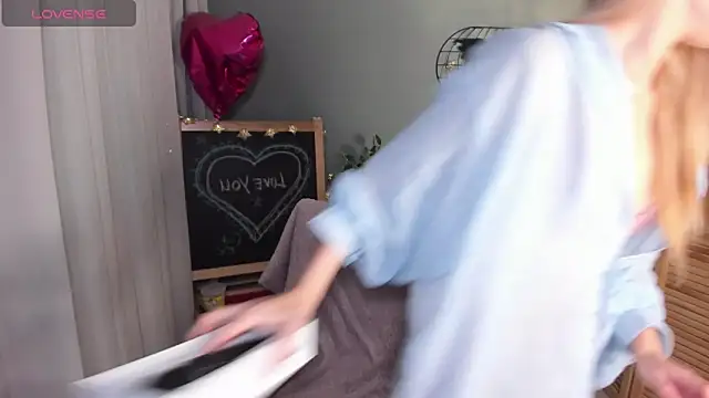 mishapallmer online show from October 2025 01:45:01 AM