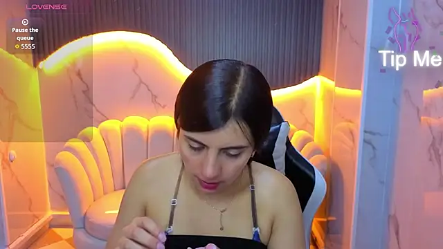 Eilyn love b online show from October 2025 12:52:02 PM