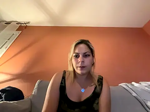 Snapshot of minettedusud chatting on October 2025 09:23:01 PM minettedusud online show from October 2025 09:23:01 PM