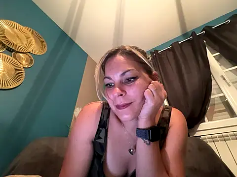 Snapshot of minettedusud chatting on October 2025 07:53:02 AM minettedusud online show from October 2025 07:53:02 AM