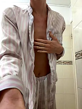 Snapshot of MilaRenee chatting on October 2025 06:54:02 AM MilaRenee online show from October 2025 06:54:02 AM