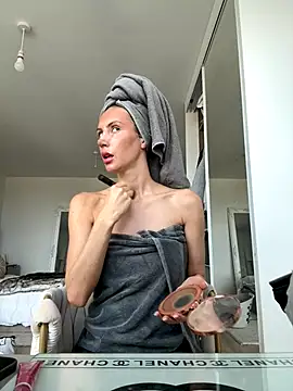 Snapshot of MilaRenee chatting on October 2025 09:28:01 AM MilaRenee online show from October 2025 09:28:01 AM