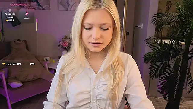 Millie Vanillies online show from October 2025 01:41:02 PM