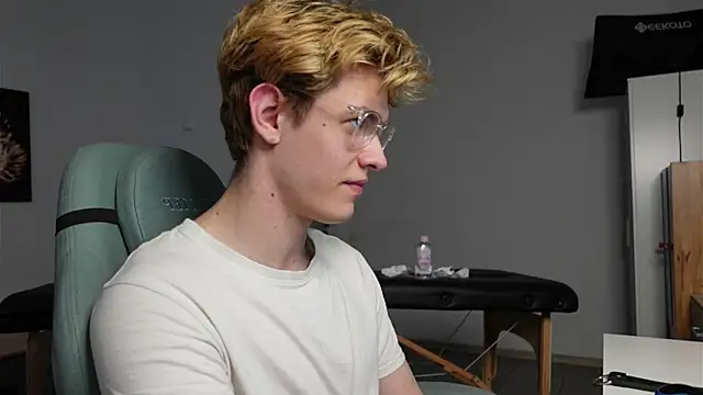 Logan Fraser online show from October 2025 01:45:02 PM