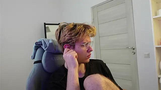 Logan Fraser online show from October 2025 01:23:01 PM