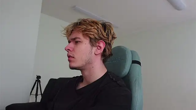 Logan Fraser online show from November 2025 01:46:01 PM