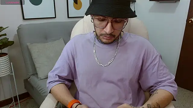 Snapshot of __Damian___ chatting on November 2025 01:03:02 AM Damian online show from November 2025 01:03:02 AM