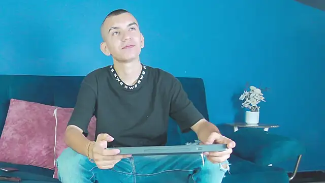 RowanCley online show from October 2025 12:46:02 PM