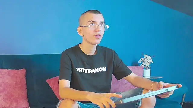 RowanCley online show from October 2025 12:47:01 PM