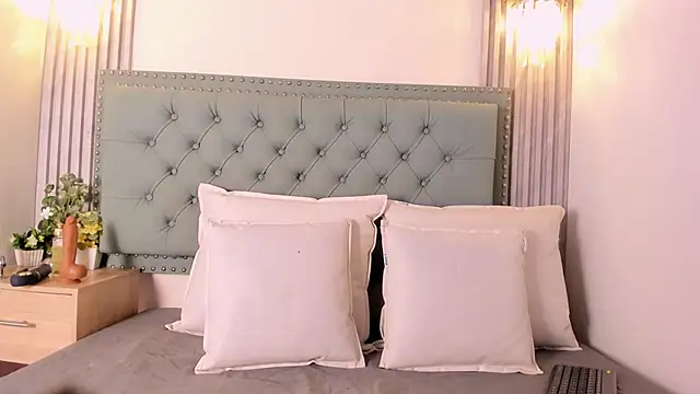 Snapshot of ValeriaJulio_ chatting on October 2025 06:08:02 PM ValeriaJulio online show from October 2025 06:08:02 PM